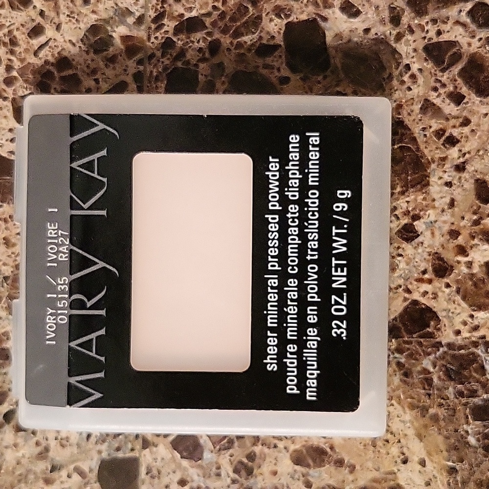 Ivory 1: Sheer Mineral Pressed Powder - Picture 2 of 3